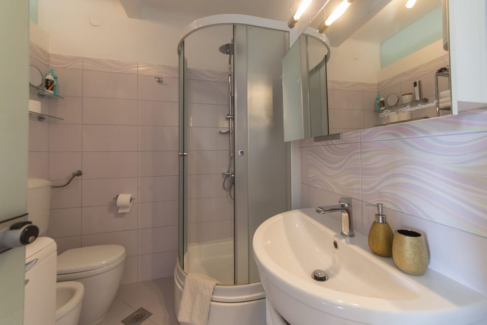 Apartment | Bathroom | Shower, free toiletries, hair dryer, bathrobes