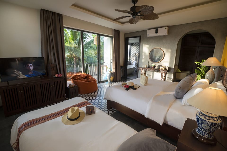Grand Room | Pillowtop beds, minibar, individually decorated, individually furnished