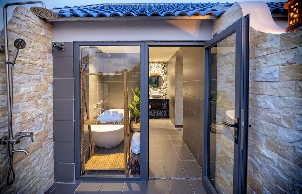 Hydromassage showerhead, free toiletries, hair dryer, slippers