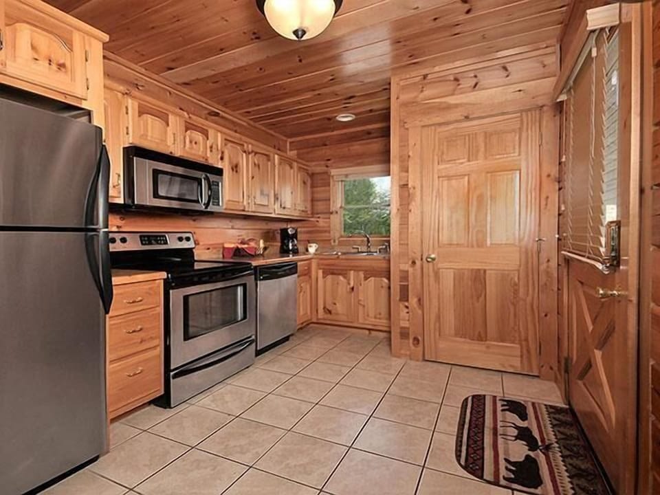 Fully Stocked Kitchen with Washer/Dryer Unit