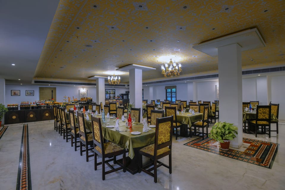 2 restaurants; breakfast, lunch, dinner, and brunch served