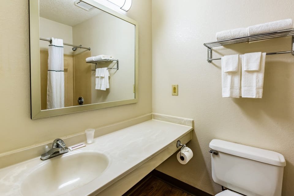 Combined shower/tub, towels