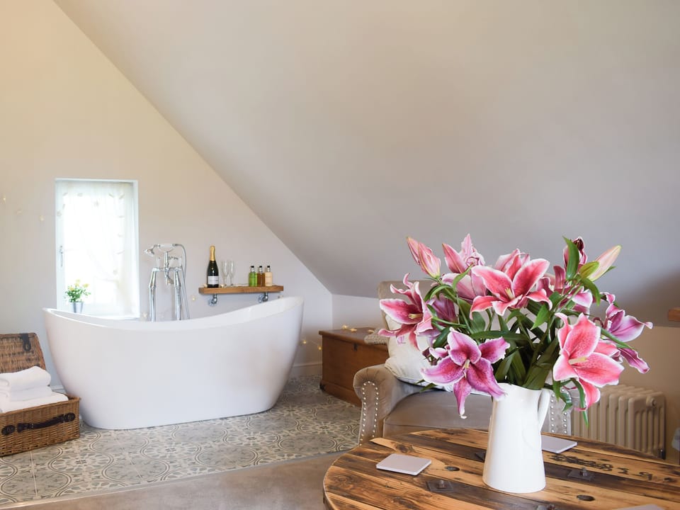 Inviting standalone bath in the bedroom | The Garden Retreat, Marbury, near Whitchurch