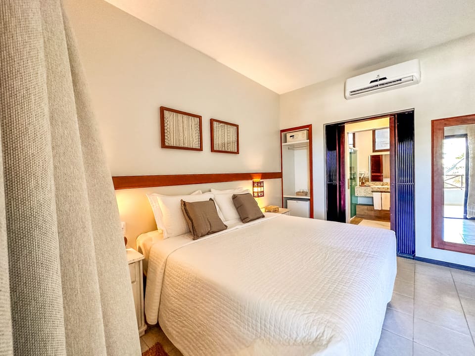 Premium Suite Sea Front | Hypo-allergenic bedding, pillowtop beds, minibar, in-room safe