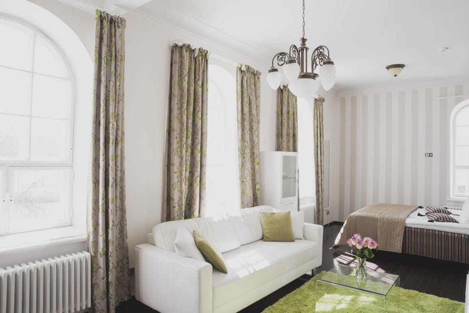 Grand Room | Premium bedding, minibar, individually decorated, individually furnished