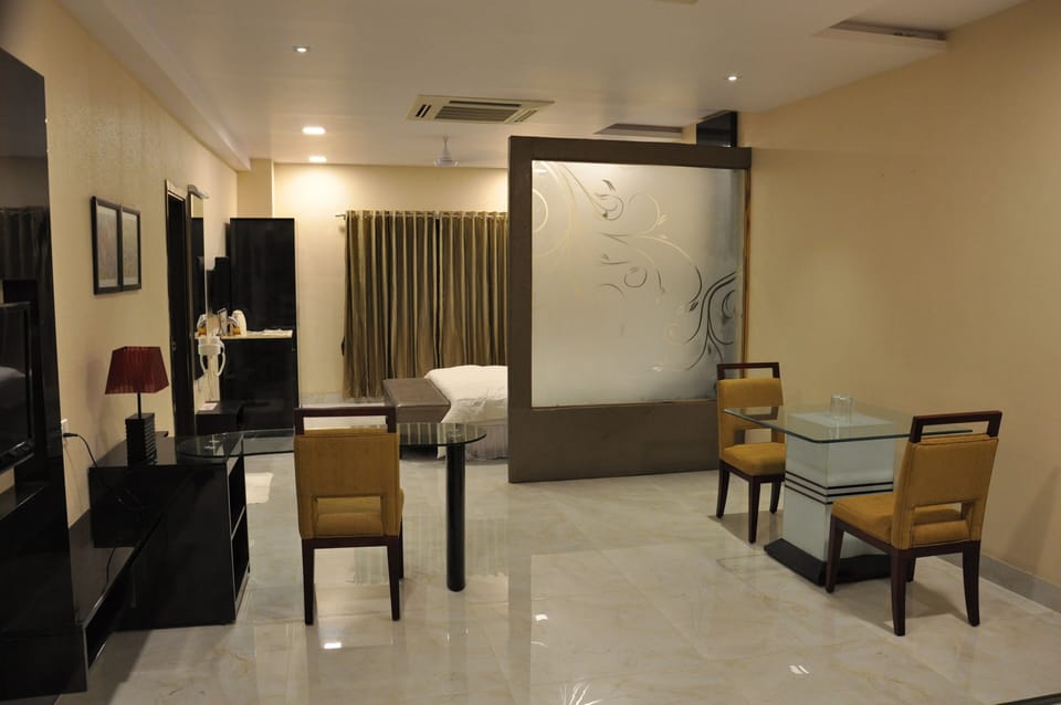King Suite | Desk, soundproofing, free WiFi