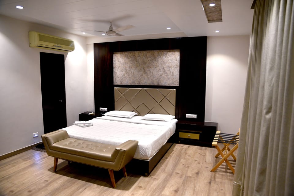 Celebration Suite | Desk, soundproofing, free WiFi