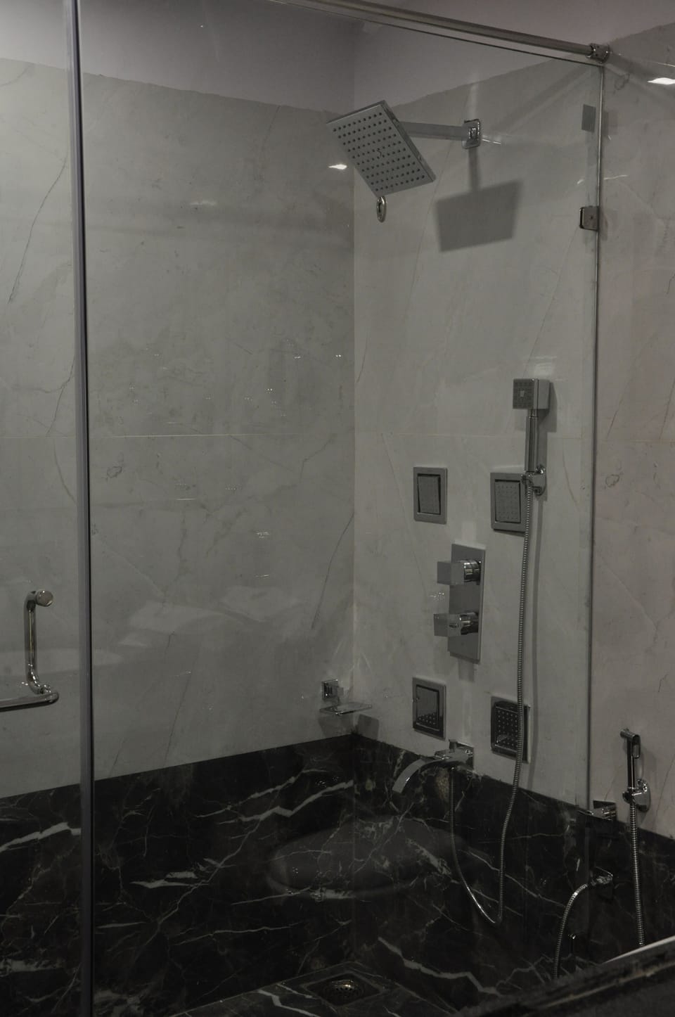 Executive Suite | Bathroom | Shower, free toiletries, towels