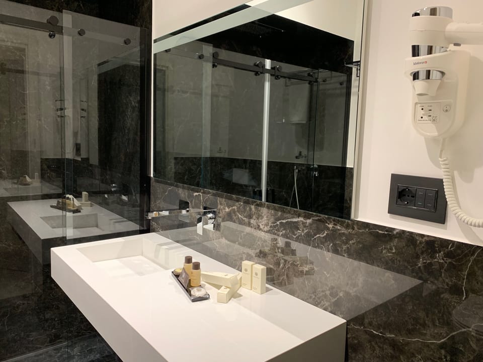 Shower, rainfall showerhead, free toiletries, hair dryer