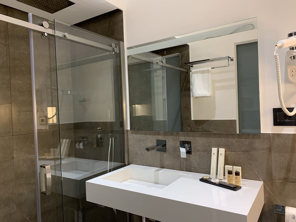 Deluxe Double or Twin Room, Balcony (102) | Bathroom | Shower, rainfall showerhead, free toiletries, hair dryer