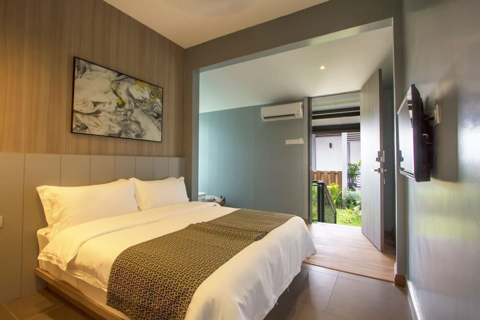 Paddy Deluxe Room | In-room safe, desk, blackout drapes, soundproofing