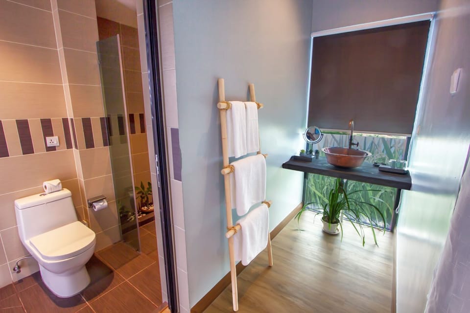 Paddy Suite | Bathroom | Shower, hair dryer, slippers, bidet