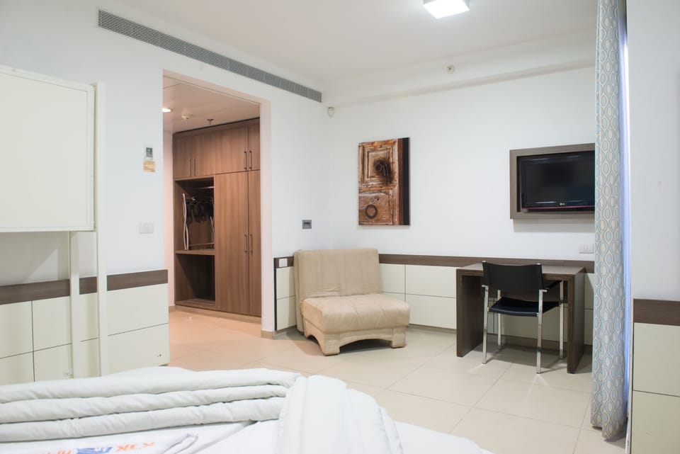 Standard Room | Minibar, blackout drapes, soundproofing, iron/ironing board