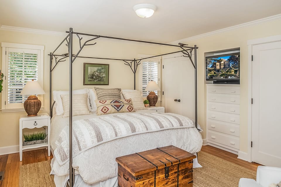 Bedroom #1 - King Bed, HDTV, En Suite Bath with Shower
