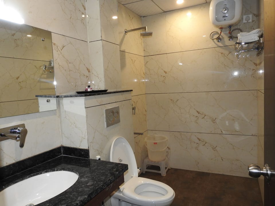 Premium Room | Bathroom | Shower, rainfall showerhead, free toiletries, towels