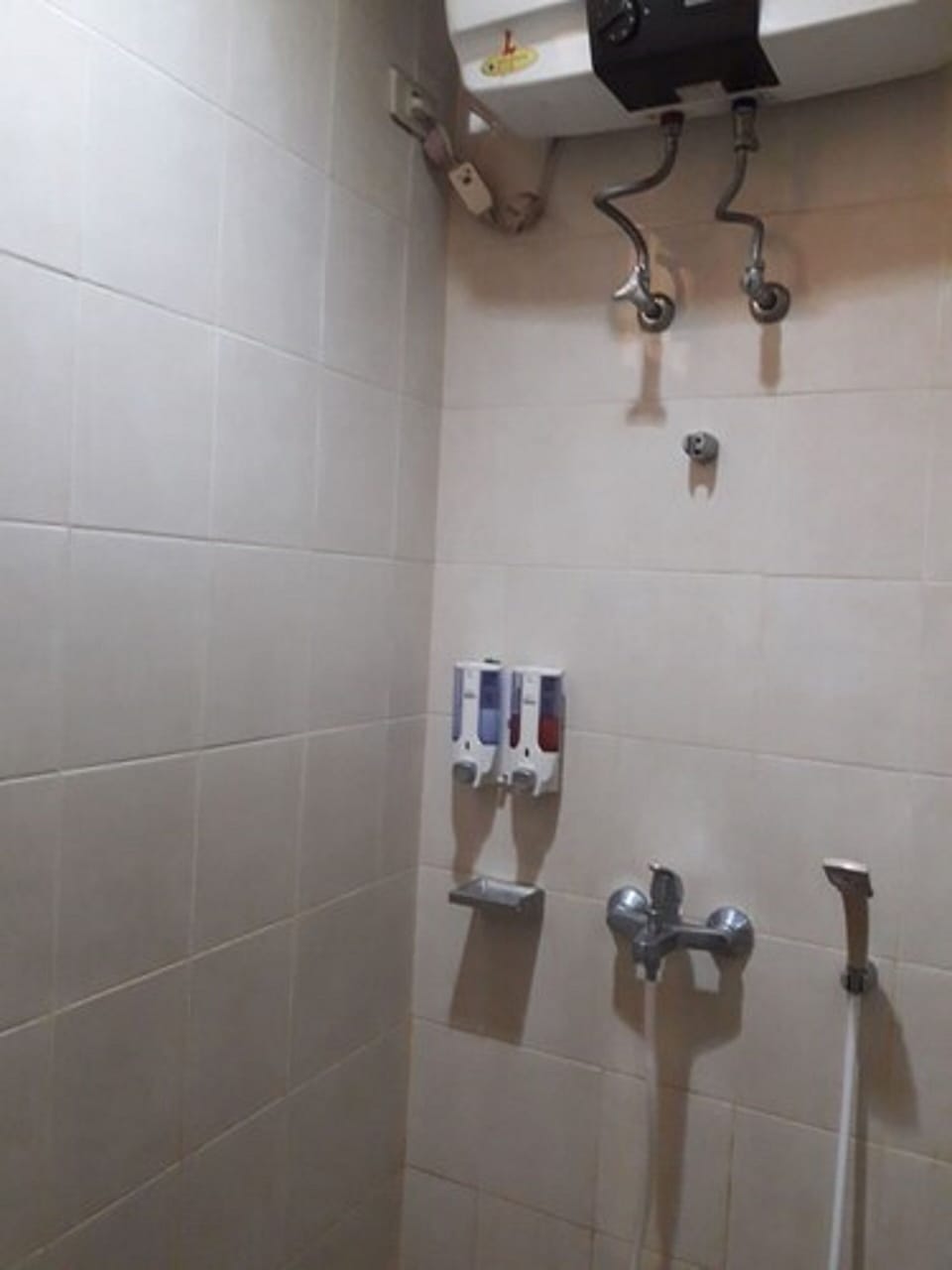 Shower, rainfall showerhead, free toiletries, towels