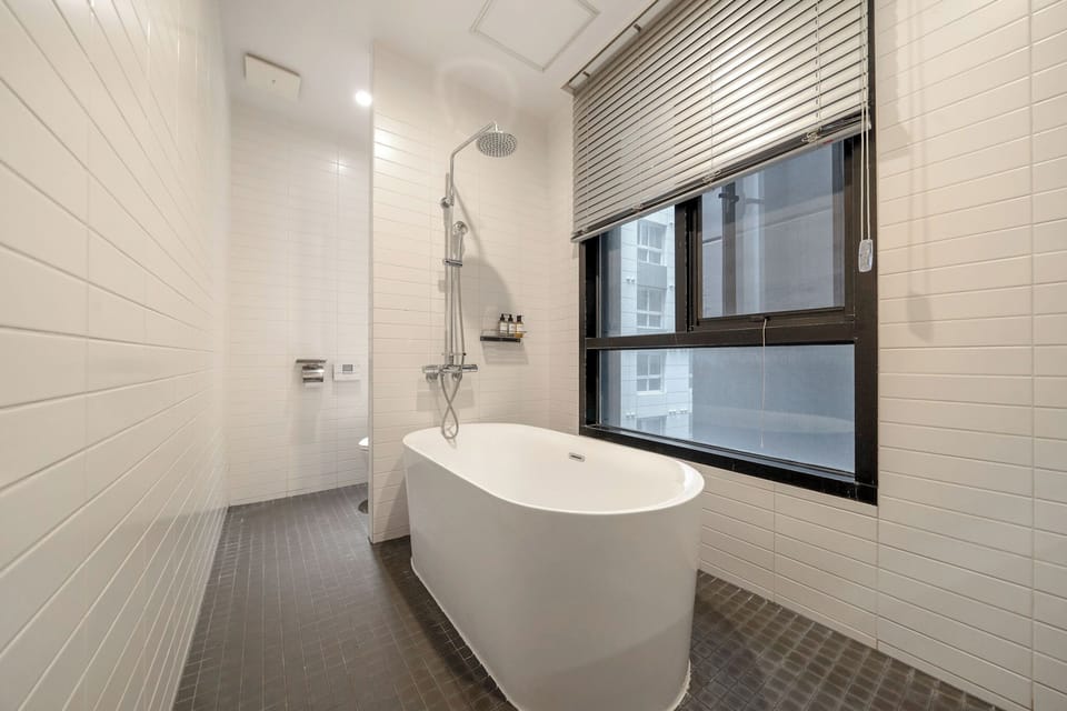 Deluxe Room, Non Smoking, City View | Bathroom | Hair dryer, bathrobes, slippers, bidet