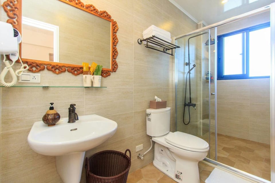 Signature Quadruple Room | Bathroom | Shower, rainfall showerhead, free toiletries, hair dryer