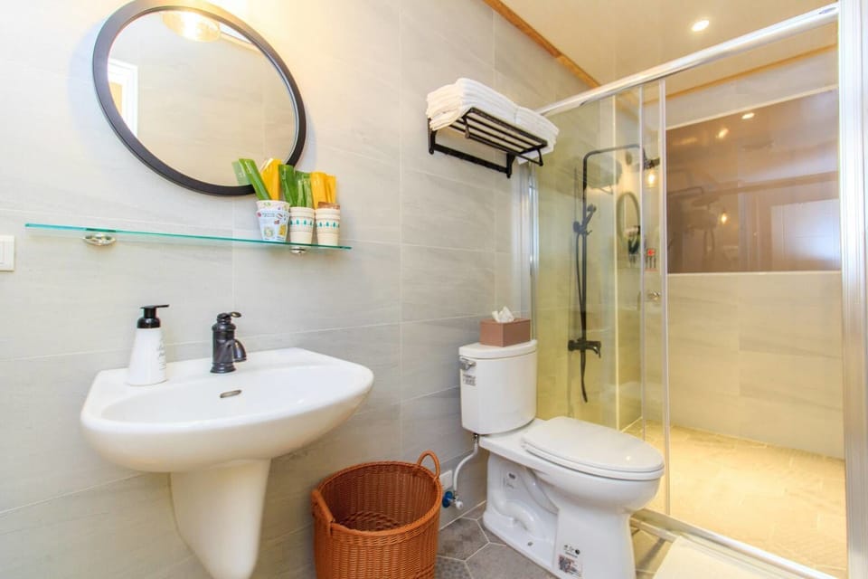 Comfort Suite, 2 Bedrooms | Bathroom amenities | Shower, rainfall showerhead, free toiletries, hair dryer