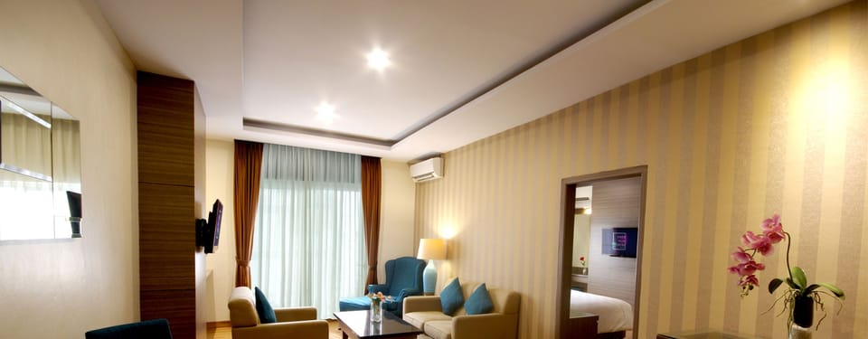Executive Suite | Desk, laptop workspace, blackout drapes, soundproofing