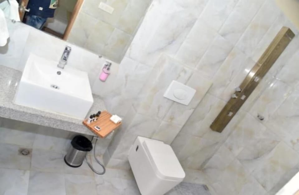 Shower, free toiletries, towels