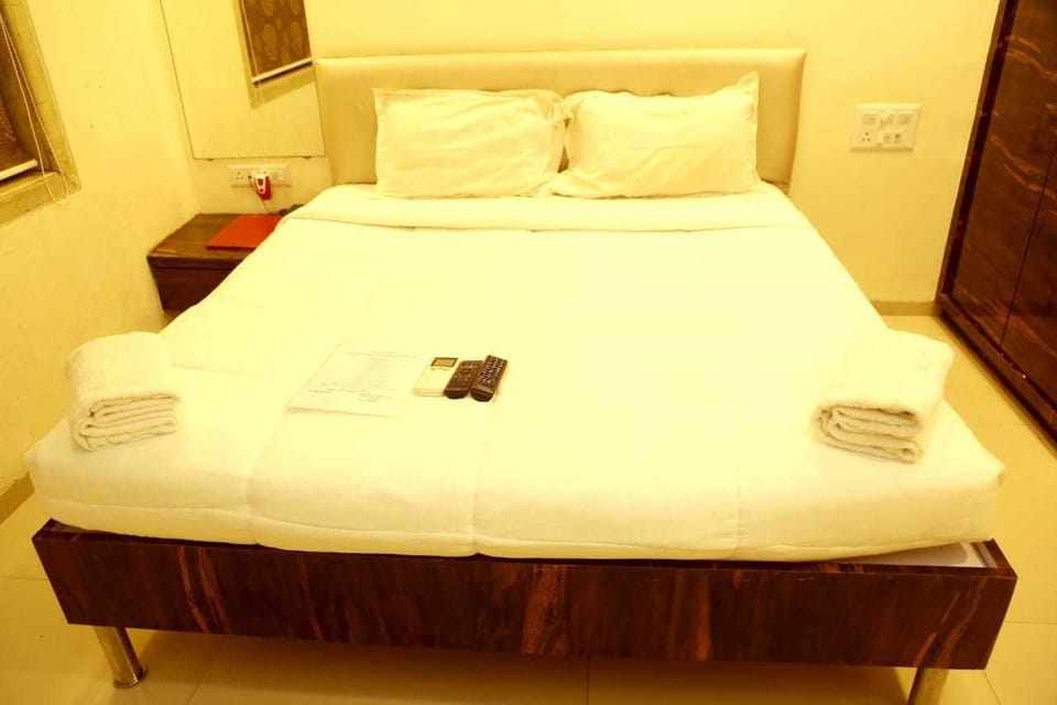 Egyptian cotton sheets, premium bedding, memory foam beds, free WiFi