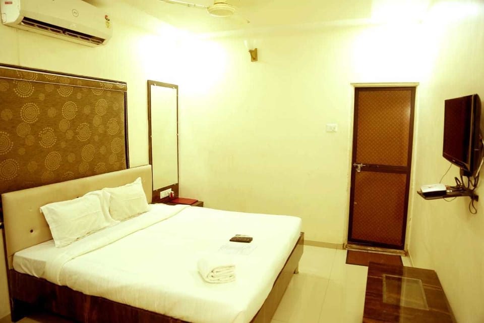 Egyptian cotton sheets, premium bedding, memory foam beds, free WiFi