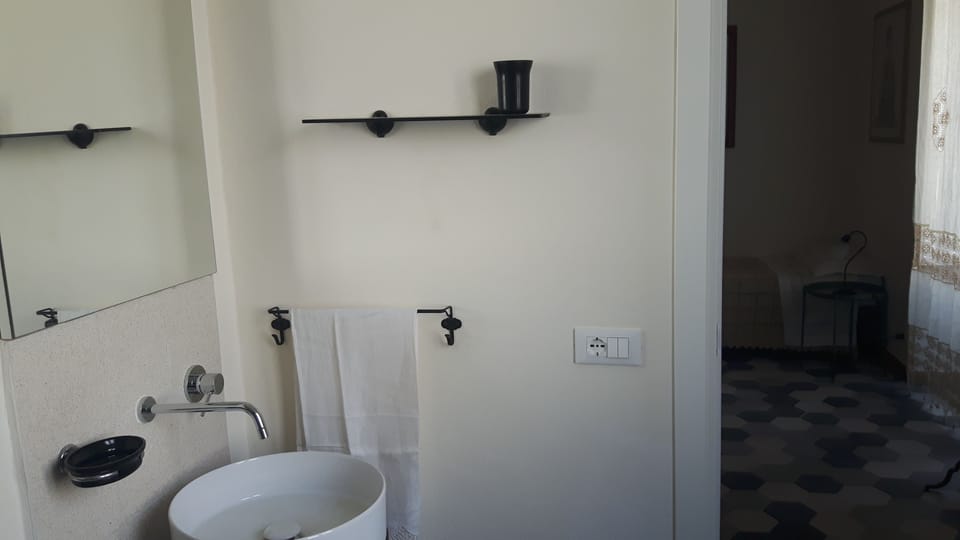 Deluxe Triple Room | Bathroom | Shower, free toiletries, hair dryer, bidet