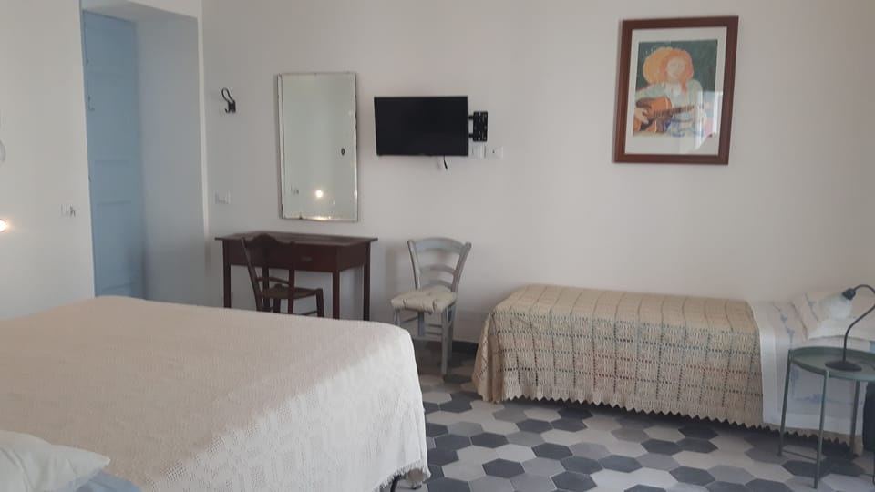 Deluxe Triple Room | Individually decorated, individually furnished, desk