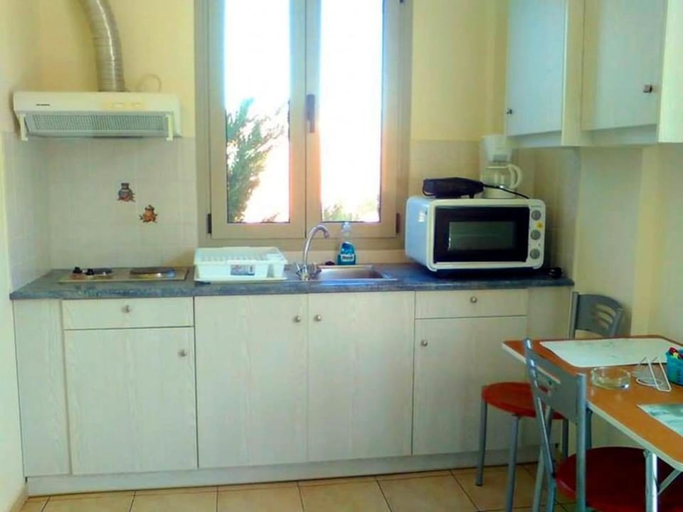 Apartment, 1 Queen Bed | Private kitchenette | Fridge, oven, stovetop, coffee/tea maker