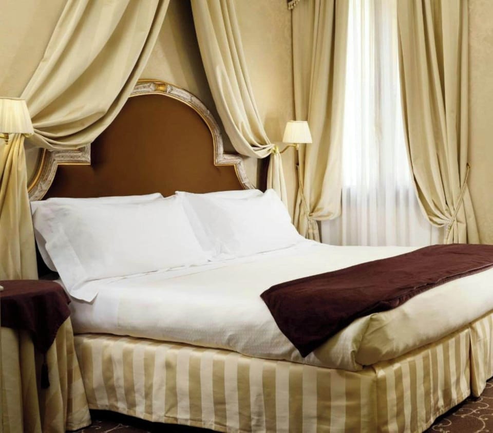 Superior Double Room, 1 Queen Bed with Sofa bed | Hypo-allergenic bedding available, minibar, in-room safe, desk
