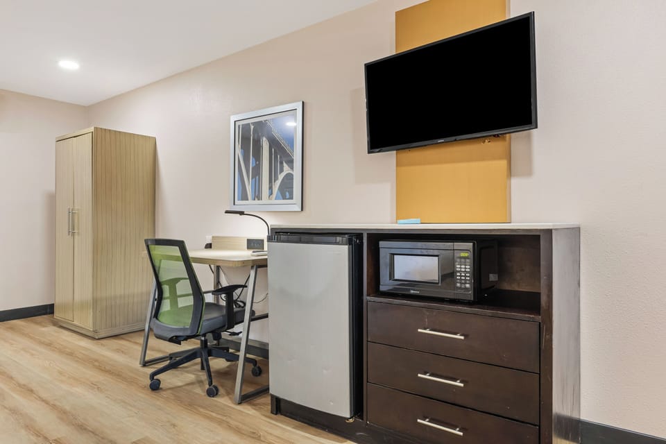 Room, 1 King Bed, Mobility Accessible | Desk, laptop workspace, blackout drapes, soundproofing