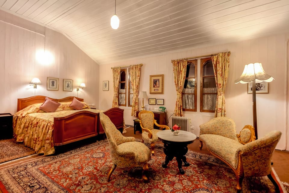 Royal Suite | Hypo-allergenic bedding, in-room safe, desk, laptop workspace