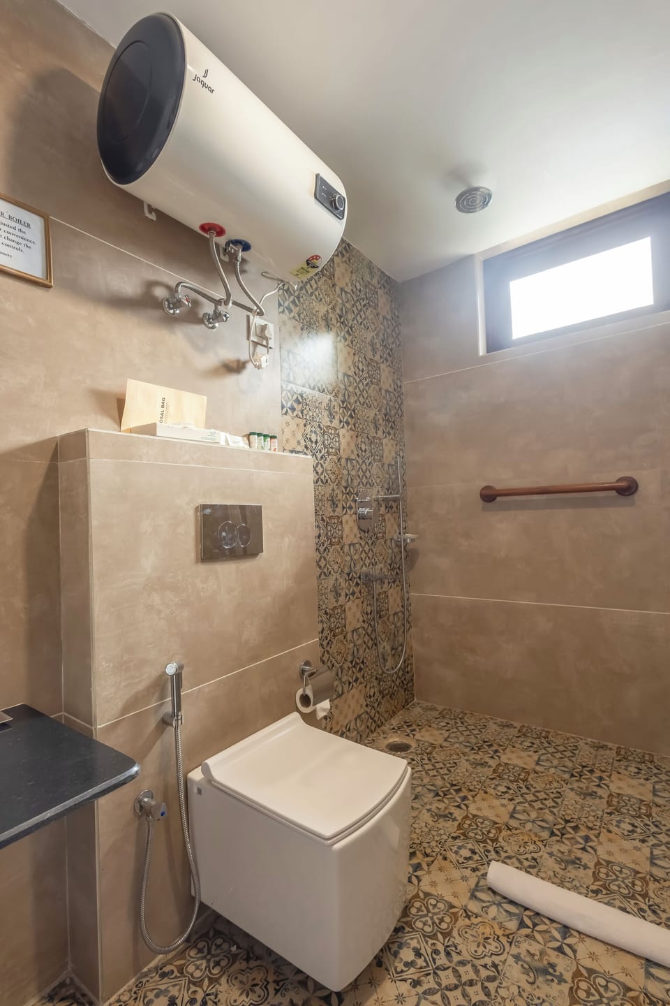 Superior Room | Bathroom | Separate tub and shower, rainfall showerhead, free toiletries