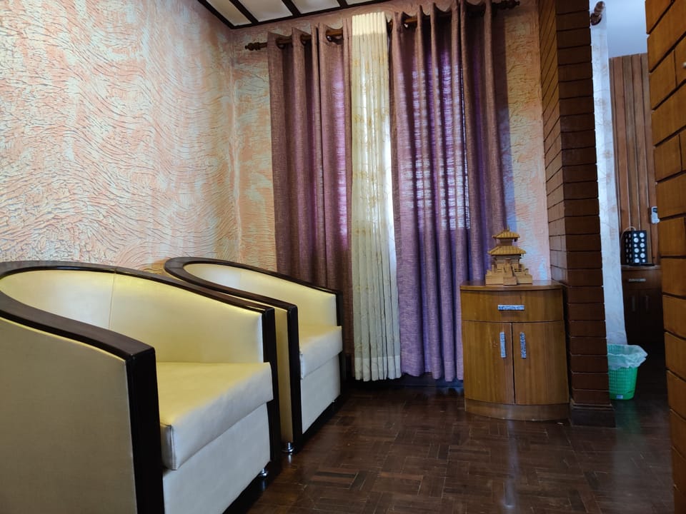 Deluxe Double or Twin Room | Living area | 44-inch Smart TV with digital channels, TV