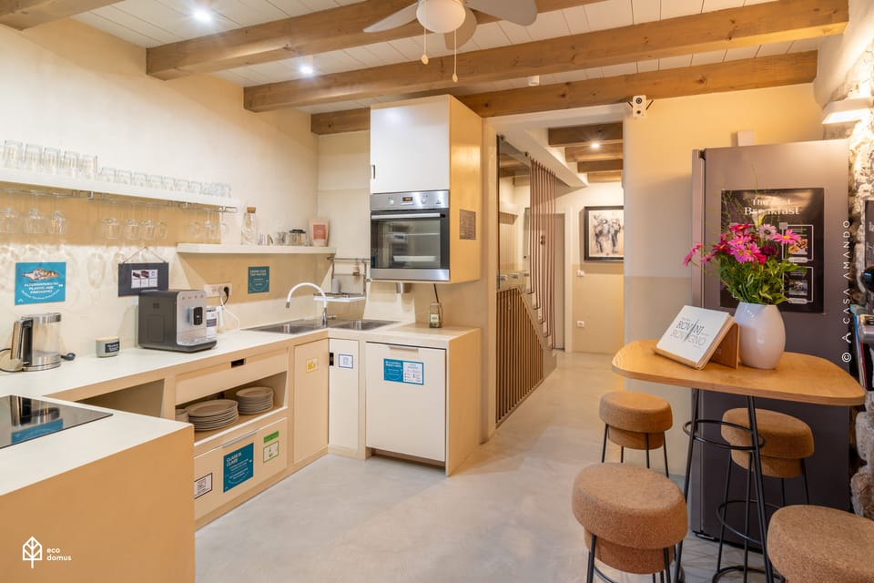 Full-size fridge, oven, stovetop, dishwasher