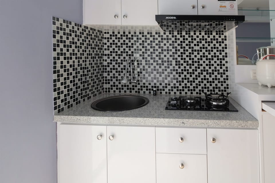 Studio | Private kitchenette | Fridge, stovetop, cookware/dishes/utensils