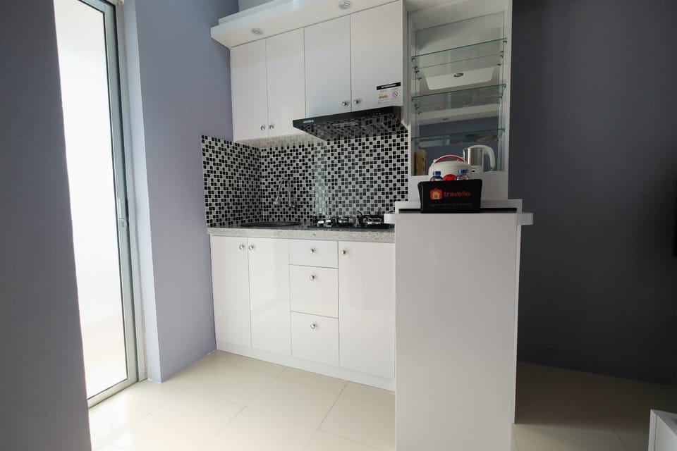 Studio | Private kitchenette | Fridge, stovetop, cookware/dishes/utensils