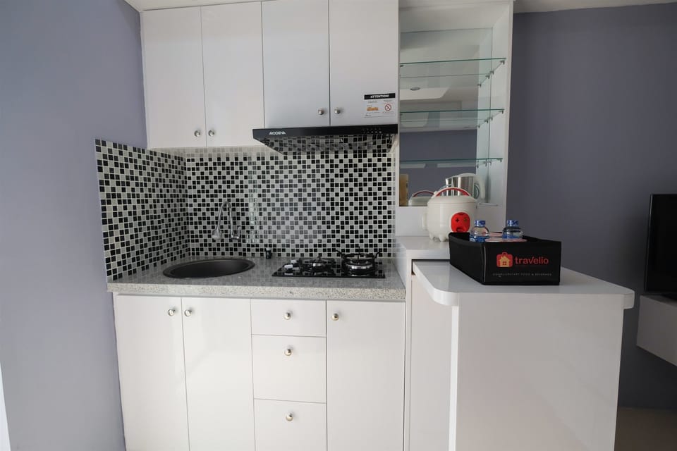 Studio | Private kitchenette | Fridge, stovetop, cookware/dishes/utensils