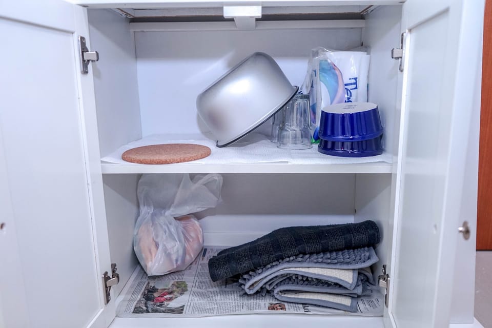 Studio | Private kitchenette | Fridge, stovetop, cookware/dishes/utensils