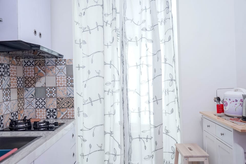 Studio | Private kitchenette | Fridge, stovetop, cookware/dishes/utensils