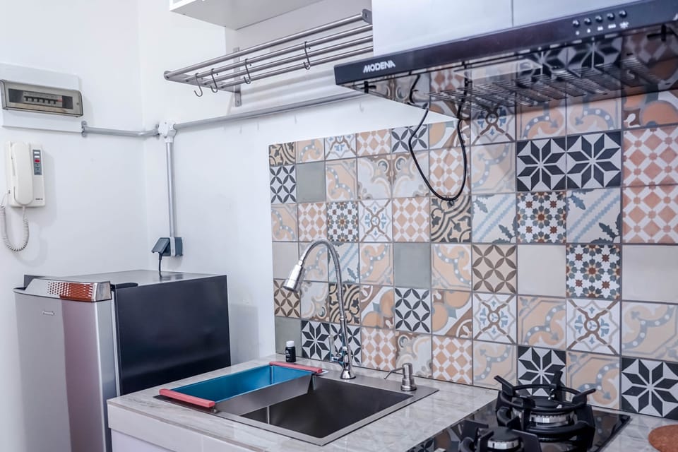 Studio | Private kitchenette | Fridge, stovetop, cookware/dishes/utensils