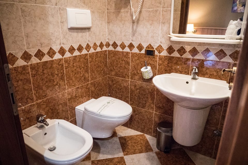 Classic Quadruple Room | Bathroom | Shower, rainfall showerhead, free toiletries, hair dryer