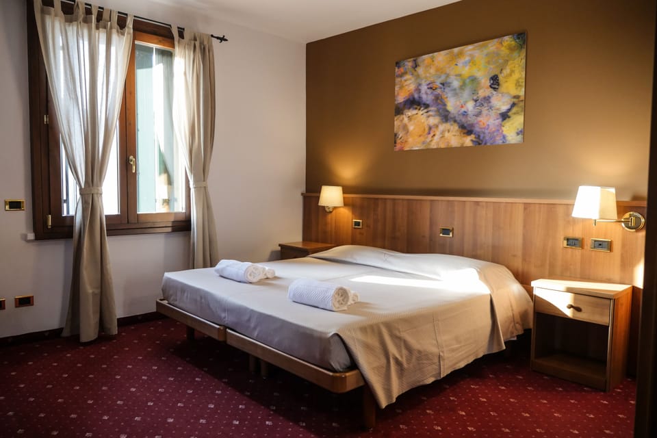 Classic Triple Room | Desk, free WiFi, bed sheets