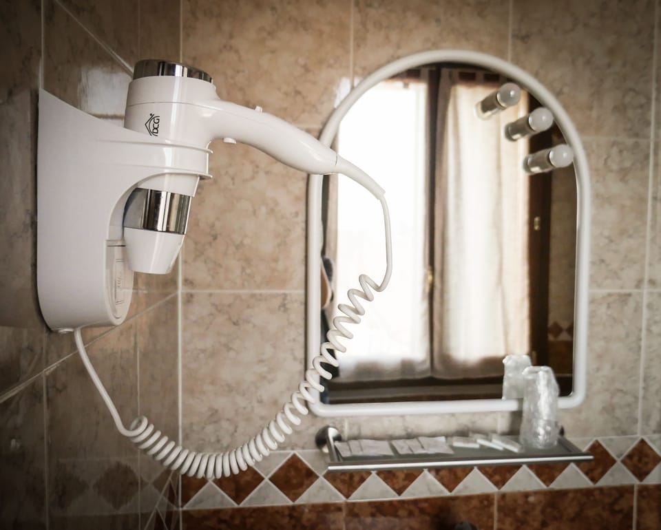 Classic Triple Room | Bathroom amenities | Shower, rainfall showerhead, free toiletries, hair dryer