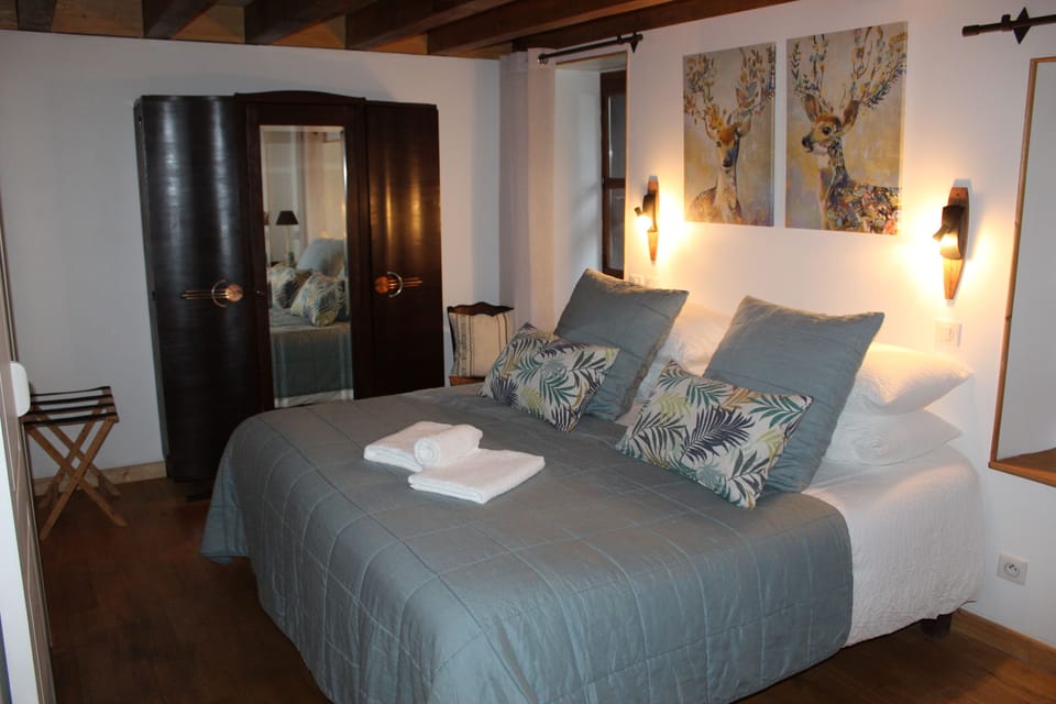 Classic Double Room | Desk, blackout drapes, iron/ironing board, free WiFi