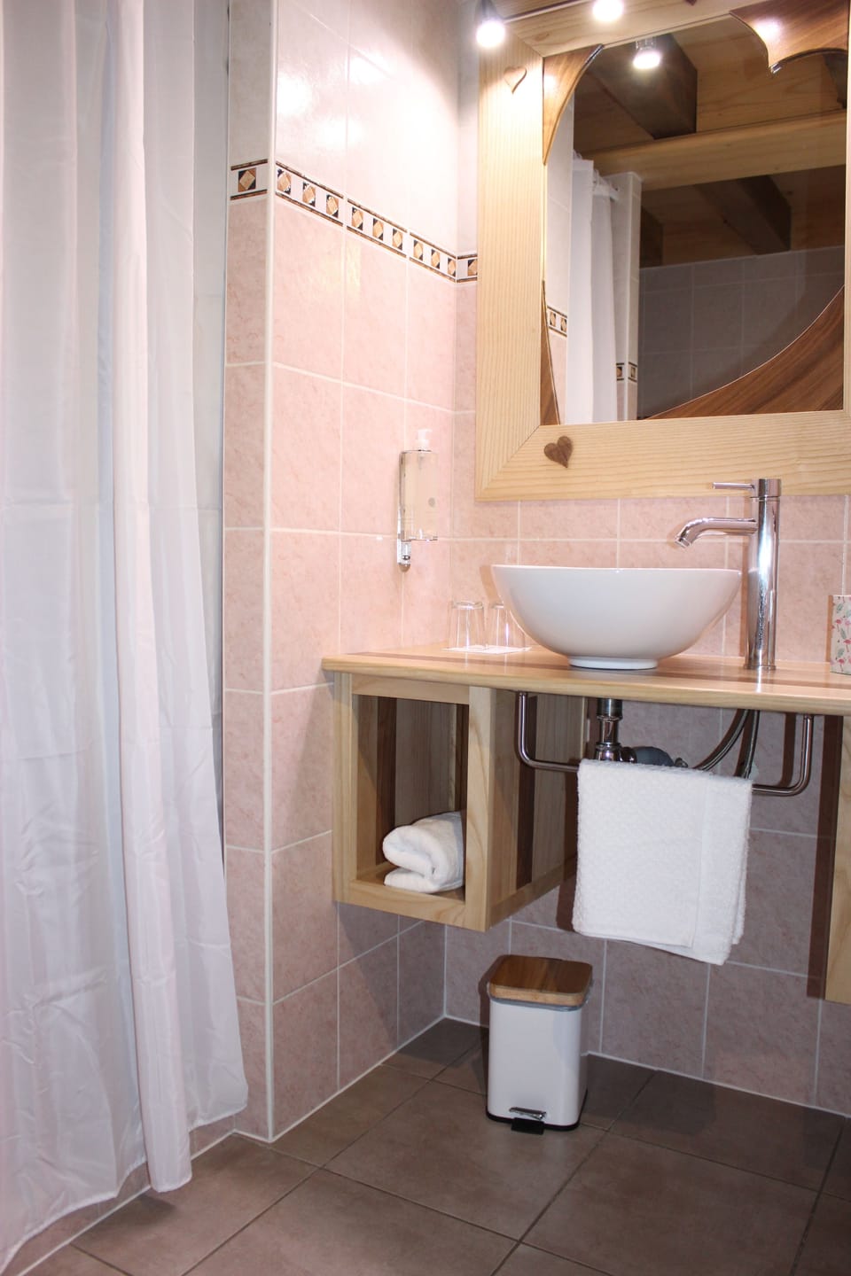 Romantic Double Room | Bathroom | Shower, free toiletries, hair dryer, towels