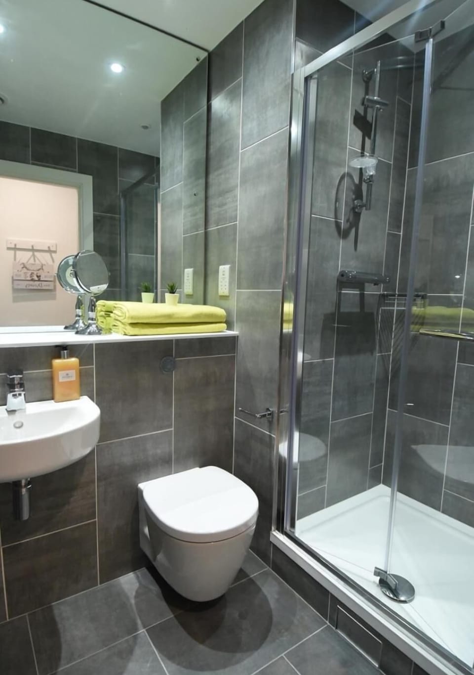 Yugo Explore - Lee Point Hostel in Cork City