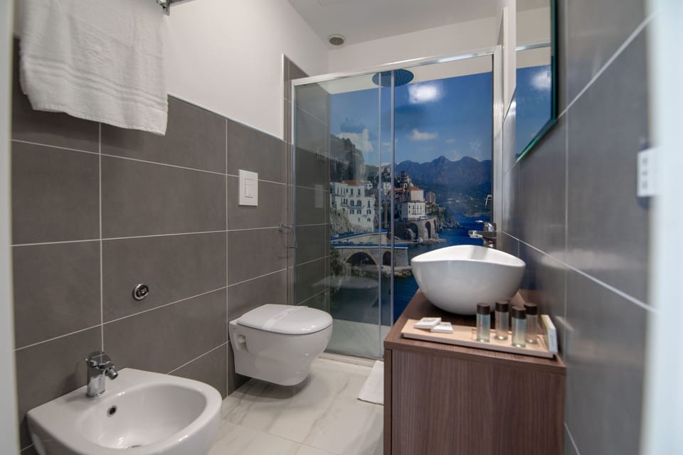 Double Room (Amalfi) | Bathroom | Shower, rainfall showerhead, free toiletries, hair dryer