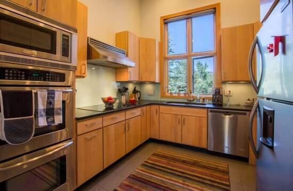 Condo, 5 Bedrooms | Private kitchen | Fridge, oven, coffee/tea maker, toaster